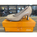CLARKS WOMENS KATALEYNA GEM PUMP 10 Wide Warm Beige